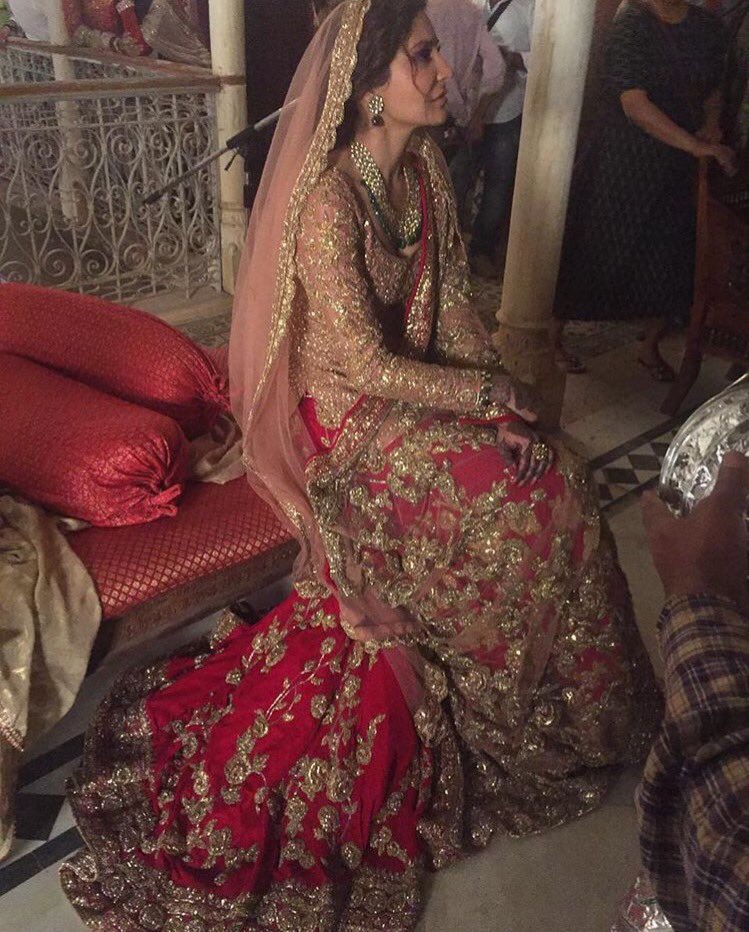 anushka sharma sharara dress in cutiepie song