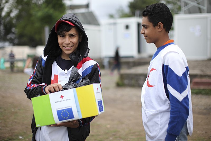 EU funding helps Hellenic Red Cross provide winter items for refugees in 7 camps in Greece europa.eu/!wK89mQ #RefugeeCrisis