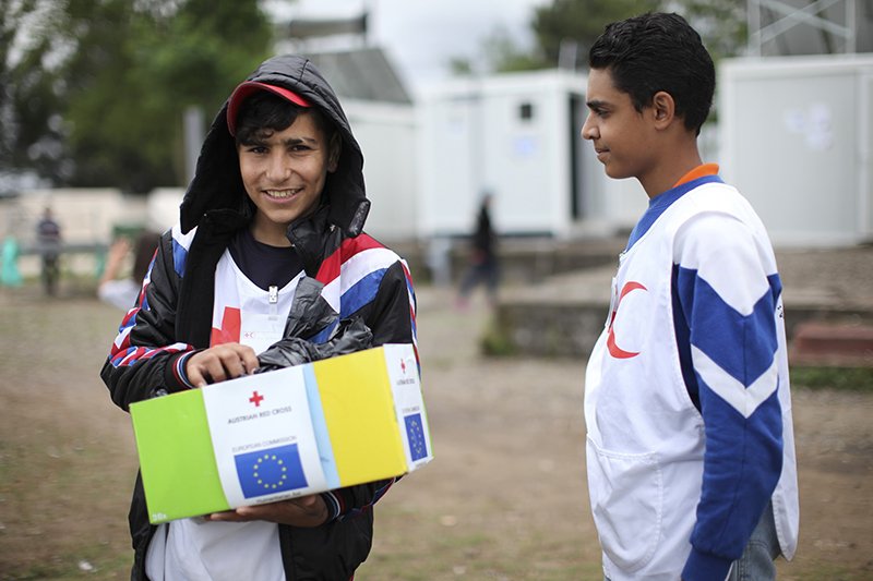 EU funding helps Hellenic Red Cross provide winter items for refugees in 7 camps in Greece europa.eu/!wK89mQ #RefugeeCrisis