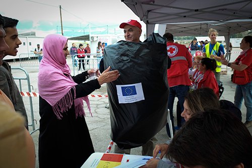 EU_Commission's tweet photo. EU funding helps Hellenic Red Cross provide winter items for refugees in 7 camps in Greece https://t.co/87XgSJftiW #RefugeeCrisis https://t.co/oD7reVnAHH