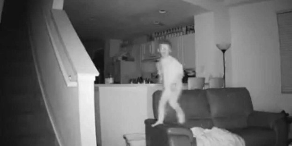 VIDÉO Voilà ce que font vos #enfants pendant que vous dormez... et ça fait peur! huff.to/2eB56Uj