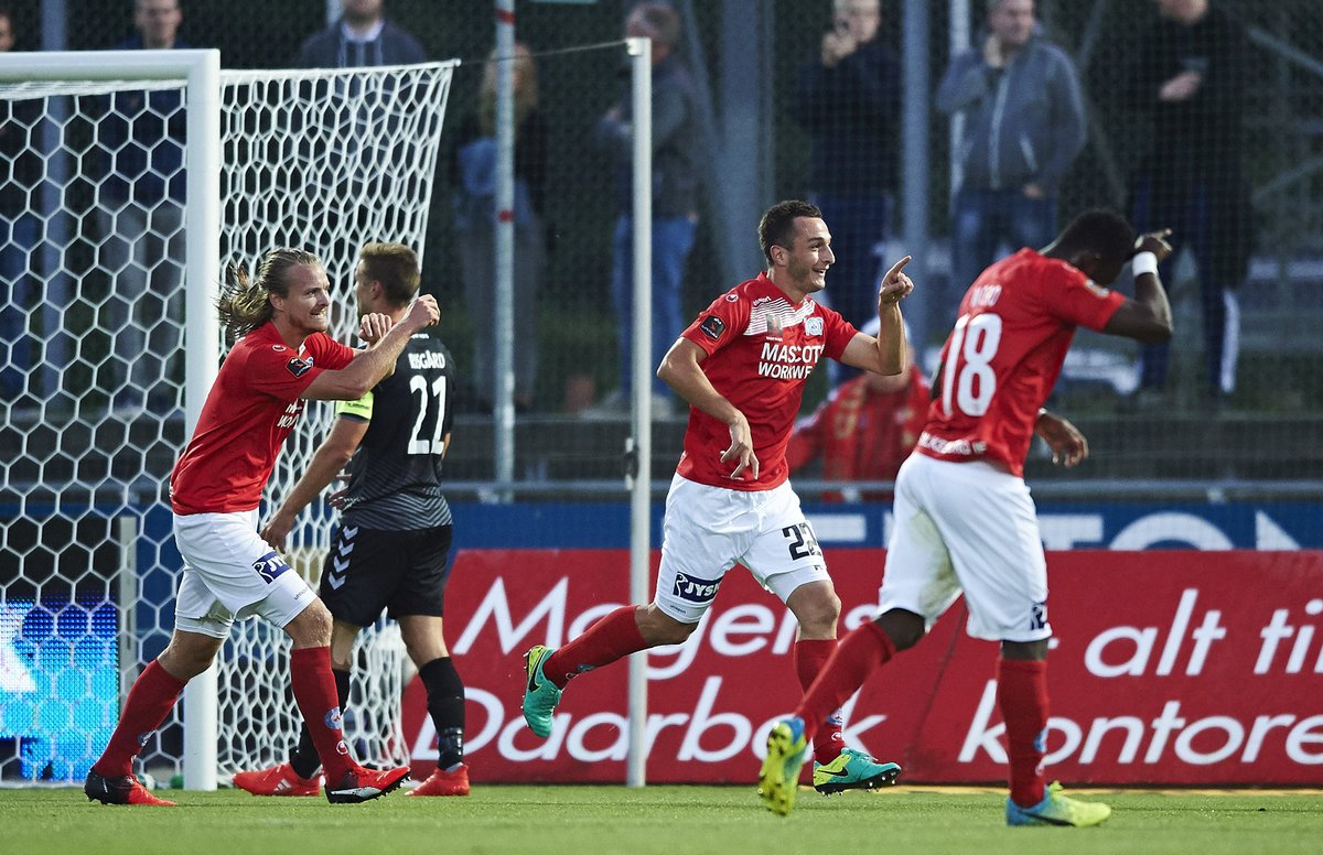 tipsbladet's tweet photo. Rundens Hold i #sldk er ude. Domineret af oprykkerholdene @LyngbyBoldklub, @SilkeborgIF  og @ACHorsensGULE https://t.co/D5J2y2BfBu #sldk https://t.co/yQ9OjihQi8
