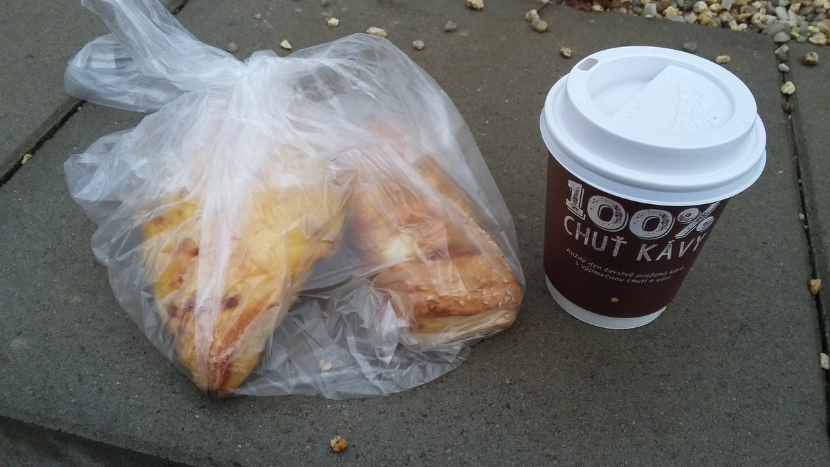 houskaml's tweet photo. Ráno s #Lidl a Benzina ČR mme baví :-) #breakfast #coffe https://t.co/wcOnzjrcv7