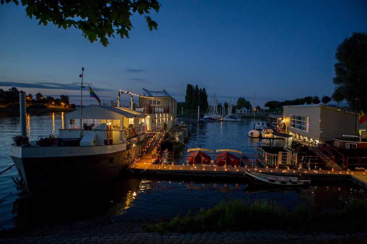 vergaderen's tweet photo. Wouw! Als je op zo'n bijzondere locatie verblijft mag het best snel donker worden... #andersvergaderen @botelophoven https://t.co/2VTFUk3F2U https://t.co/os3J1XAZGE