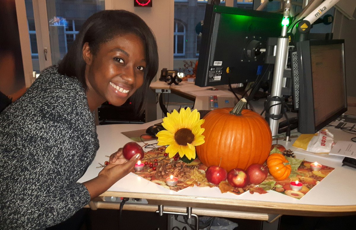 MarikaMDW's tweet photo. Endlich fertig! #Herbstdeko jetzt auch bei uns im #Hamburgzwei Studio - I Like :D #herbst #deko #gemütlich #Hamburg https://t.co/SOdXCZDKg7