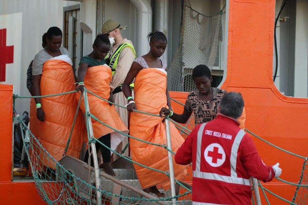 CaroneTweet's tweet photo. Sono persone, innanzitutto persone. Persone che scappano dalla guerra, dalla fame, dall’orrore. https://t.co/PxB8GacL84