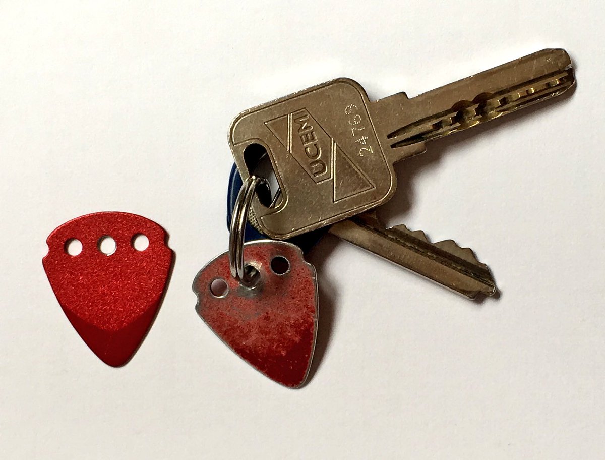 MachadoMusical's tweet photo. Sólo en UK hemos visto estas púas metálicas, perfectas para adornar tu llavero. Son marca #Teckpick https://t.co/6j9Lv4Tyzq