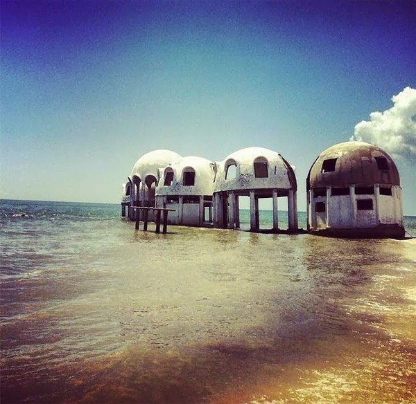 CodyStephenso16's tweet photo. of the World's Most Strange Abandoned Places - Abandoned dome houses in Southwest Florida, USA https://t.co/p7fENKYzhL