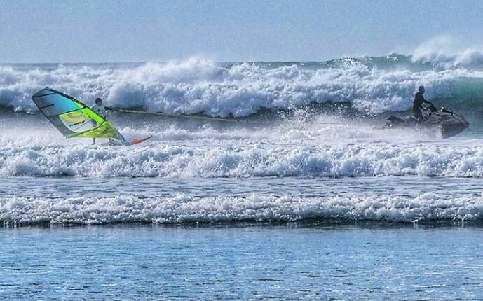 souffleurdebzh's tweet photo. Spartacus, quand l'arène prend l eau...à la Torche, ça dépote!!!!
#LaTorche2016 #laTorche #windsurf #waves https://t.co/towtp7MtlC