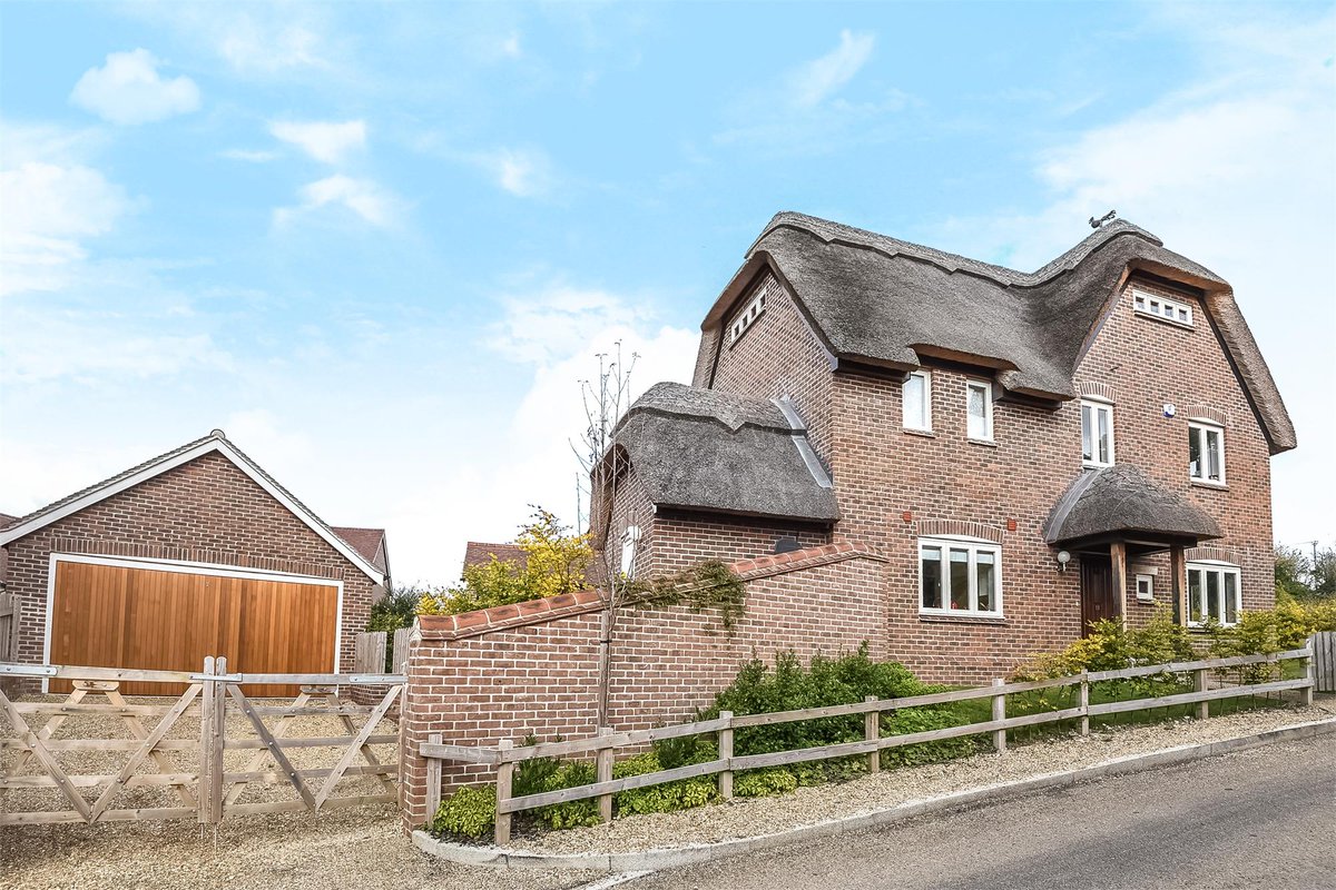 ChartersEstateA's tweet photo. #ToLetTuesday Beautiful thatch!
5 Bedroom #Cheriton #Alresford
£3,000pcm
https://t.co/KMOfnpfXKa
#propertyhants @rightmove @OnTheMarketCom https://t.co/MlBDAiAAgl
