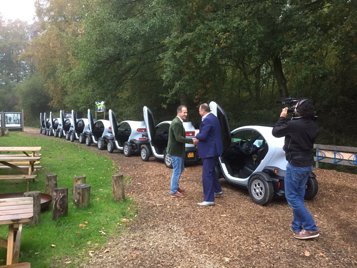 De filmploeg is gestart bij <a href="/sosevents/">SOS Events</a> met #erikkroon <a href="/WichaBenus/">De Innovatiemakelaar</a> #motionsupply voor @RabobankGV #ledenavond #innovatie dichtbij #twizy