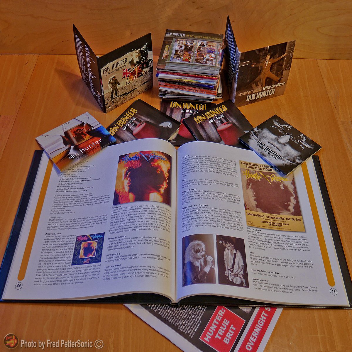 PetterSonic's tweet photo. #StrandedInReality contains loads of great studio & acoustic #CDs #DVDs with #musicVideos #Interviews #consertVideos & a #book ! #IanHunter https://t.co/VUbWIuFF8Z