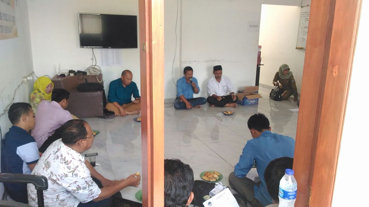 panwaslu_serang's tweet photo. Rapat Koordinasi dengan Panwaslu Kecamatan Se-Kabupaten Serang. 
Terkait Alat Peraga Kampanye (APK). 
PKPU Nomor 12.
#pilgubbanten https://t.co/Uc4Rfgg3ba