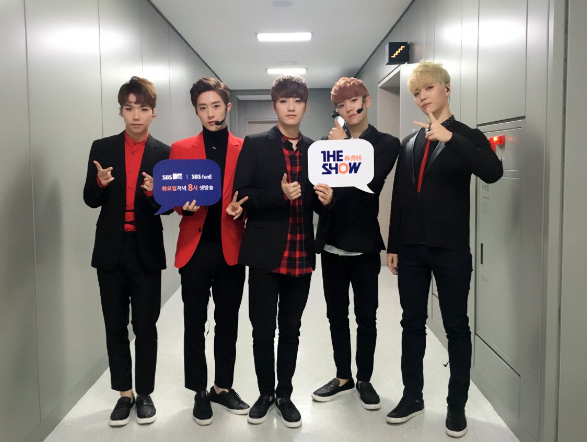 theshow_offcl's tweet photo. 오늘도 매력 #백퍼센트 충전✌🏻초고음 사이다 보컬로 귀 호강도 시켜주고 비주얼로 눈 호강도 시켜주는 세상 어디에도 없는 차칸 남자들☺️ @TOP_100PERCENT #더쇼 #THESHOW #THESHOW韩秀榜 https://t.co/BhThPnkflj