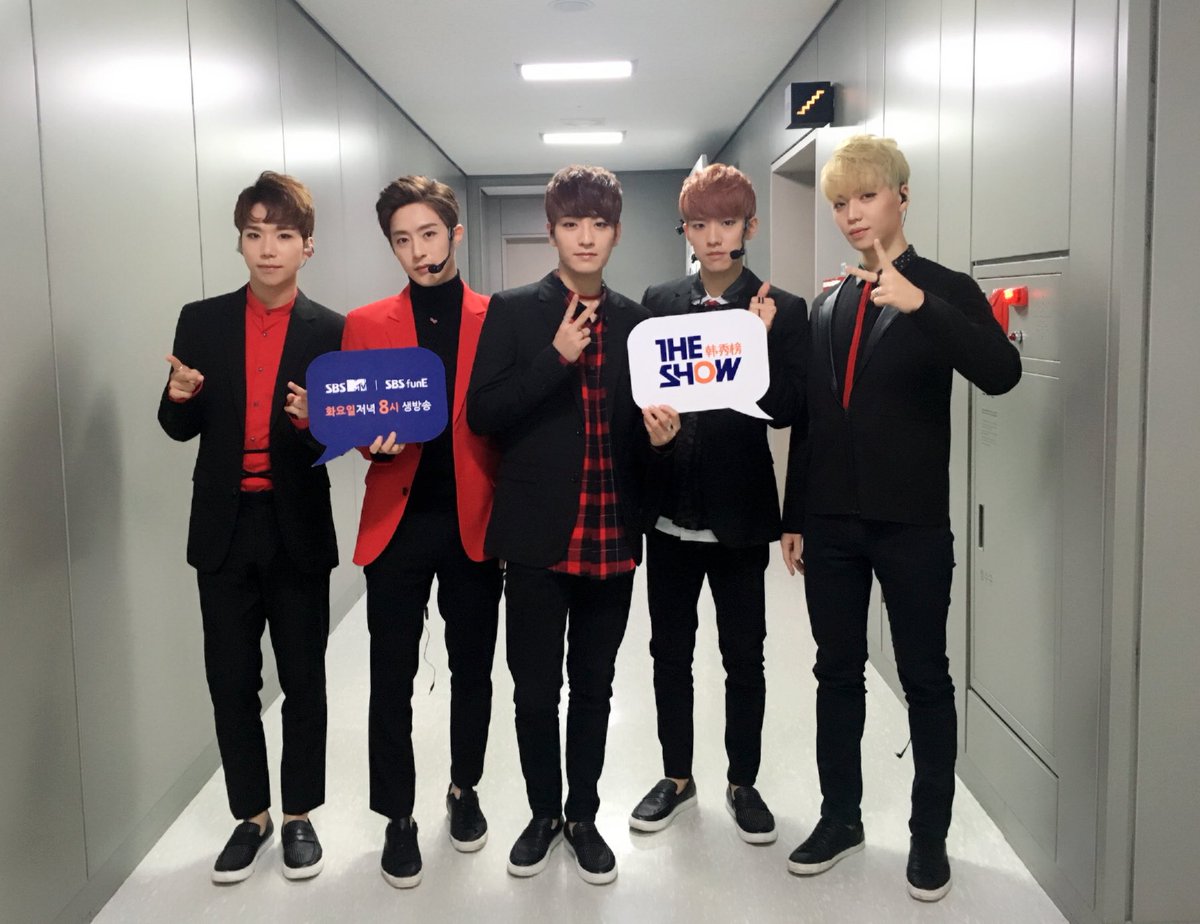 theshow_offcl's tweet photo. 오늘도 매력 #백퍼센트 충전✌🏻초고음 사이다 보컬로 귀 호강도 시켜주고 비주얼로 눈 호강도 시켜주는 세상 어디에도 없는 차칸 남자들☺️ @TOP_100PERCENT #더쇼 #THESHOW #THESHOW韩秀榜 https://t.co/BhThPnkflj
