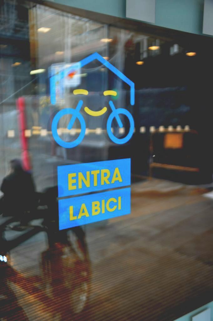 EnbicixBCN's tweet photo. #Barcelona estrena segell de certificació d'edifici amic a la bicicleta #bicibcn  https://t.co/T3lgNTS5PM https://t.co/7cuEClkEMr