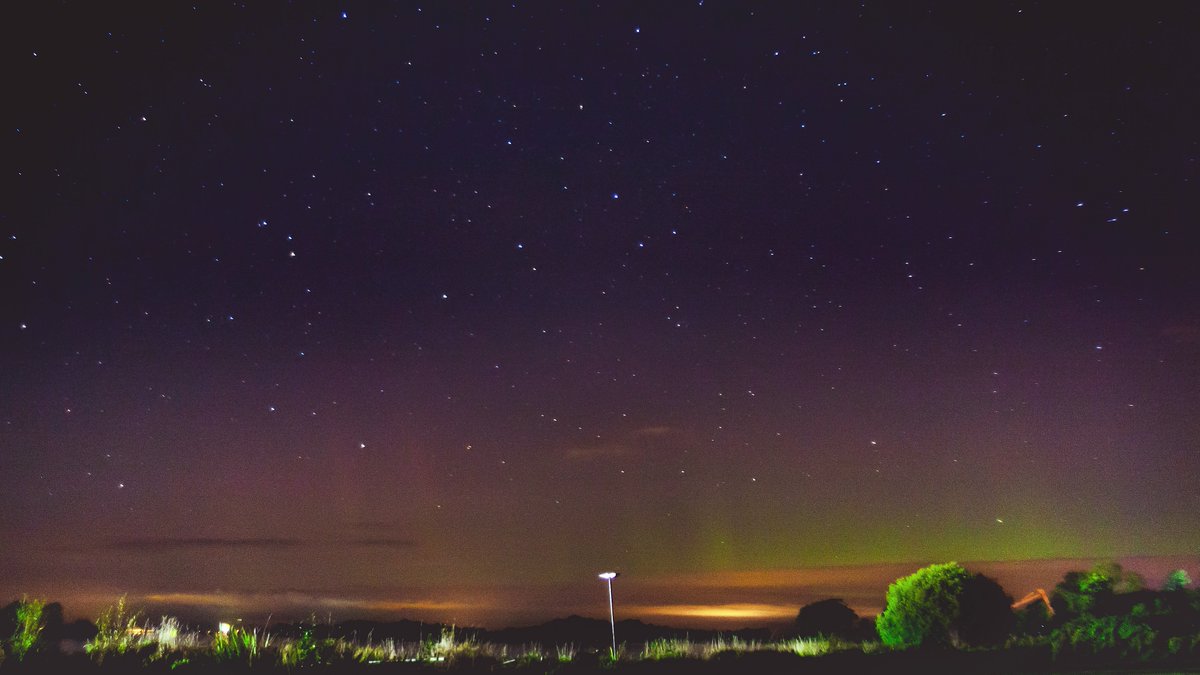 TamMullen's tweet photo. Brief Aurora last night over @LoveLoughNeagh https://t.co/Y8zHSPmBa2