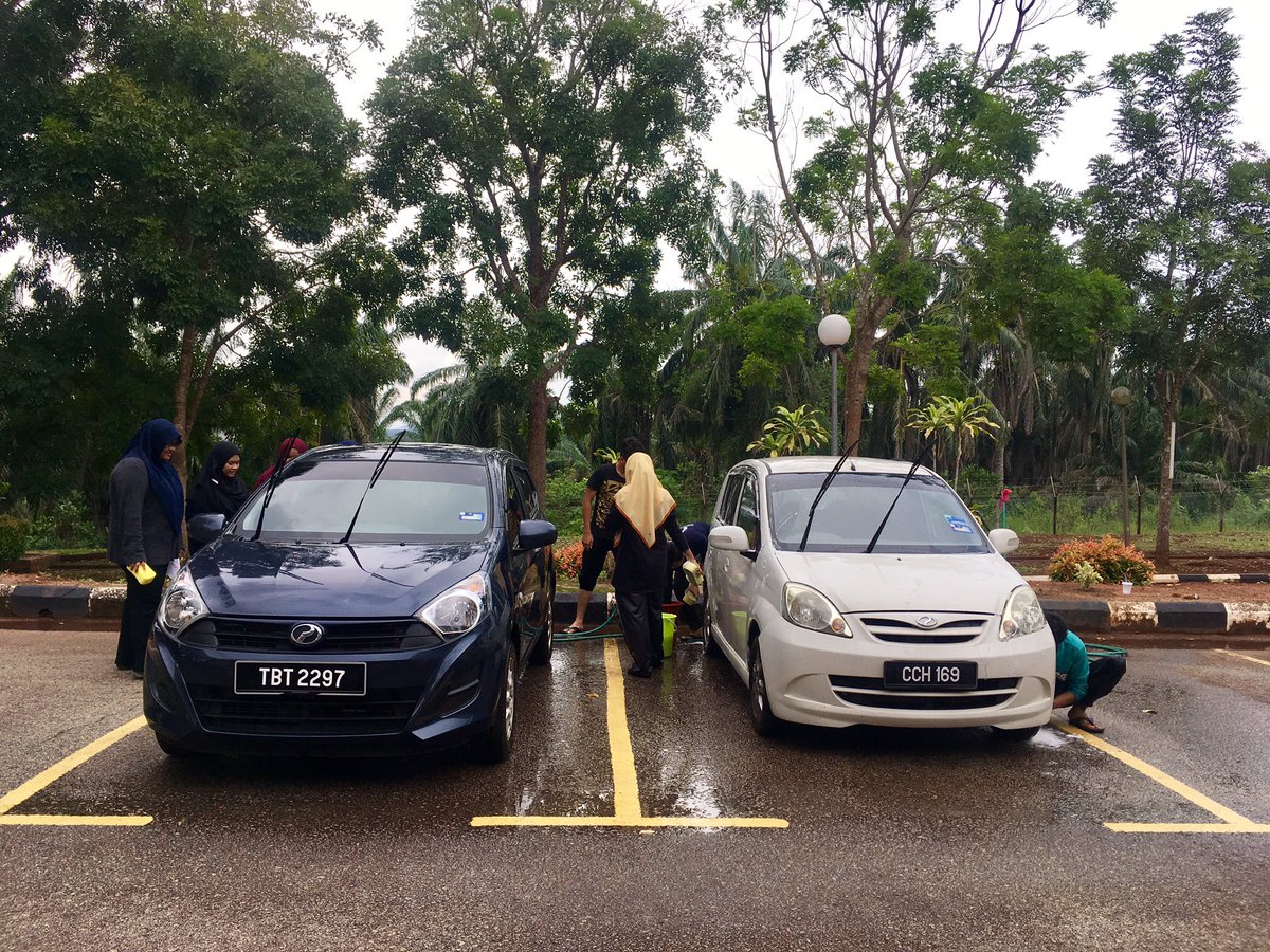 prudesof4titude's tweet photo. It's starting already! Come to the main hall area and bring your car 🚗🚙 Let @prudesof4titude &amp; @he4rtsofgold wash and clean it up for you 💦 https://t.co/KWUQ7bURLx