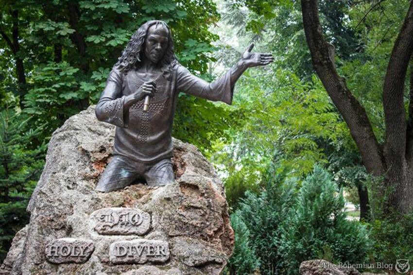 OfficialRJDio's tweet photo. 6 years ago this week on Oct 23, 2010, the city of Kavarna, Bulgaria unveiled this amazing statue &amp; tribute to Ronnie James Dio! https://t.co/MtI1sQWvA6