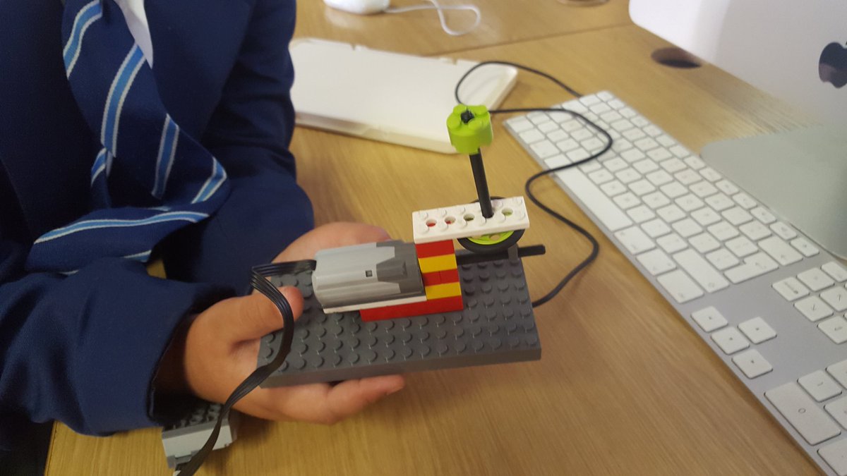SofiaSfreeman's tweet photo. Gr1 Robotics, we had fun experimenting with an egg shaped cam which caused a bobbing motion. #future inventors  @ParklandsTweet https://t.co/ELcCTVR2mH