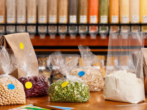 FoodNetwork's tweet photo. Learn 10 things our food-safety experts refuse to eat (like food from bulk bins): https://t.co/lRSEEo3gOm. https://t.co/VcktGD14Qd
