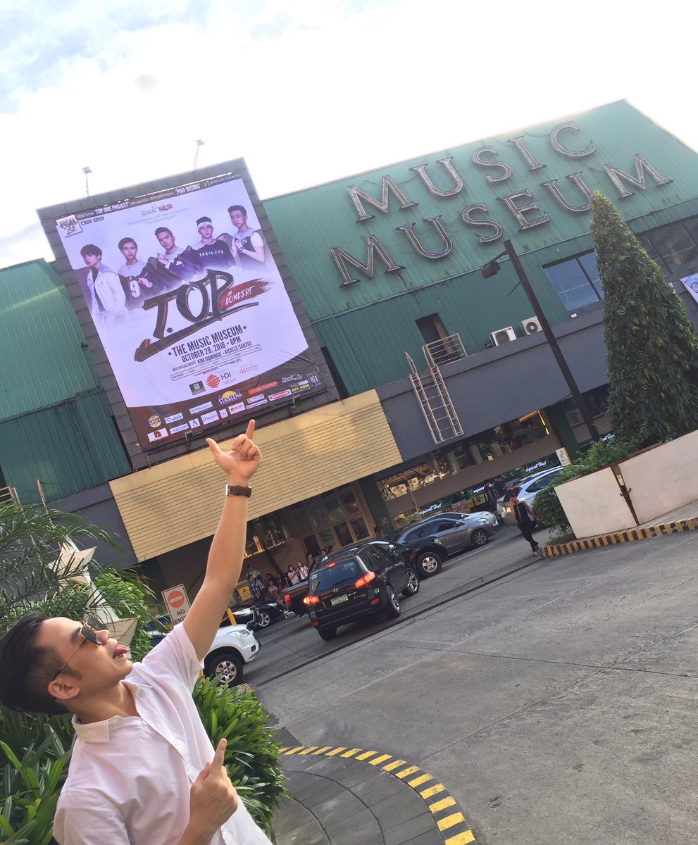 _MicoCruz's tweet photo. 3 Days to go #TOPinConcert 

I tried to take a pic holding it hahaha https://t.co/aIMoF0XdI1