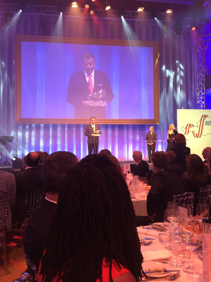 ra_kazim_yilmaz's tweet photo. #Austria16-Österreicher des Jahres: Gratulation! Hikmet Ersek, @WesternUnionCEO , nimmt den Preis i d Kat "Erfolg International" entgegen. https://t.co/xEBmhDWysG