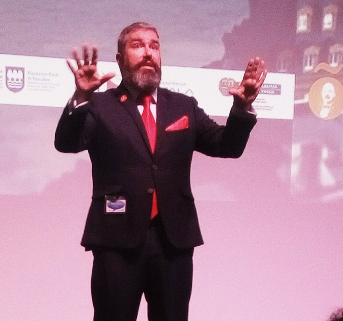 overalia's tweet photo. Termina una gran ponencia #SEO 
El publico enloquece
@senormunoz pide calma
#Indusmedia https://t.co/S1Drwc3LuU