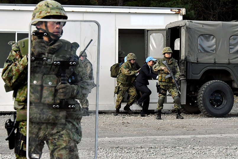 朝日新闻中文网 简 Twitter પર 自卫队向媒体公开驰援护卫训练内容 视频 驰援护卫 陆上自卫队24日 防卫省在位于岩手 县的陆上自卫队岩手山演习场内 向媒体公开了依据 安全保障关联法 从而成为可能的 驰援护卫 警护出动 训练内容 详见https T Co