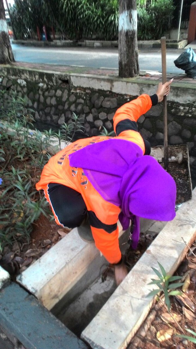 melodotgading's tweet photo. Kegiatan penyapuan membersihkan tali tali air 25 oktober 2016
#pasukanorangedinsih
#LiveMove
#BebasSampah2020 https://t.co/KdydUVPlTN