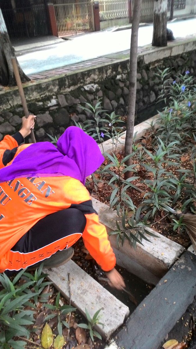 melodotgading's tweet photo. Kegiatan penyapuan membersihkan tali tali air 25 oktober 2016
#pasukanorangedinsih
#LiveMove
#BebasSampah2020 https://t.co/KdydUVPlTN