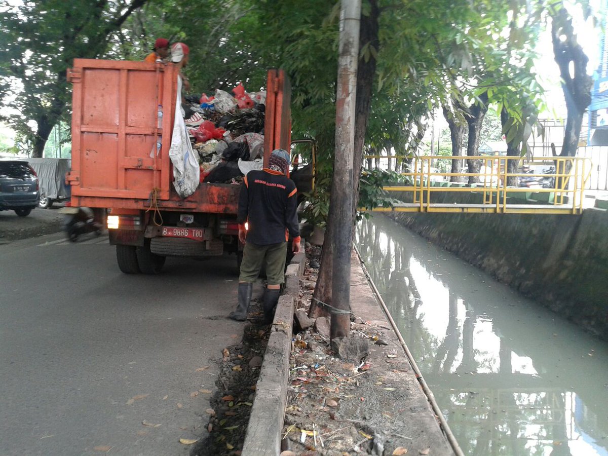 melodotgading's tweet photo. Kegiatan pengangkutan sampah 25 oktober 2016
#pasukanorangedinsih
#LiveMove
#BebasSampah2020 https://t.co/Ozl3leO8vw