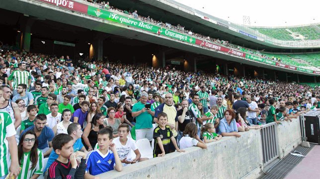 ¿Eres socio del #Betis?¿Quieres 2 entradas a 10€ cada una para el Real Betis- Espanyol? Haz RT a este tuit con el hashtag #PatrocinanAlBetis