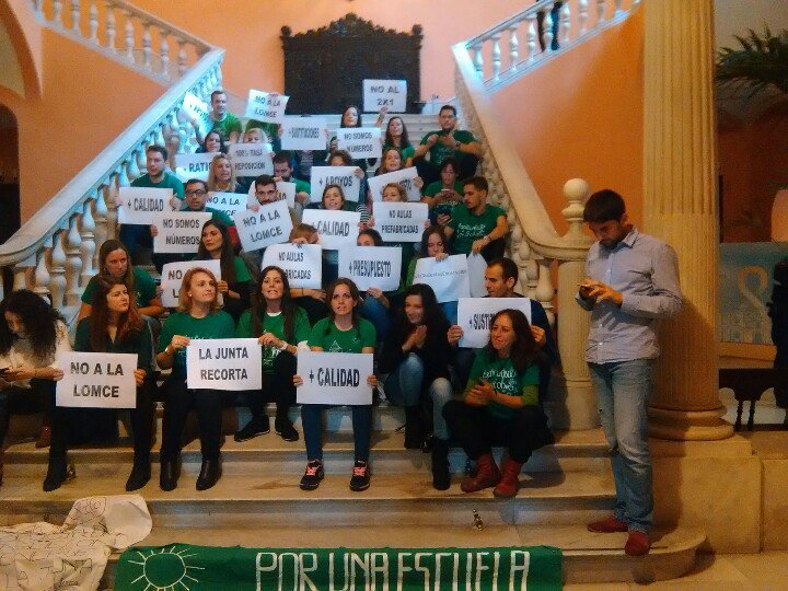 ma_bustamante84's tweet photo. Con l@s compañer@s de la pública #SevillaDocentesEncerrados @iunida @PCA_sevilla @agarzon https://t.co/5U07fAUOpu