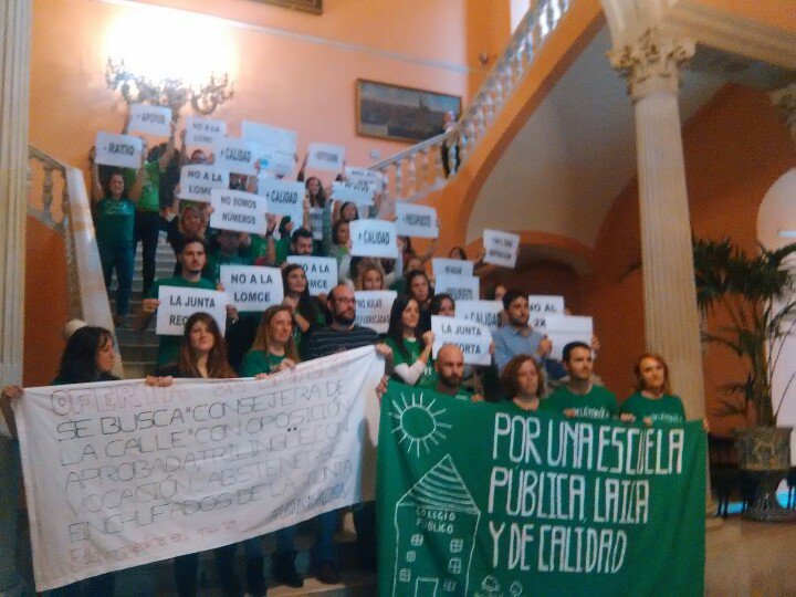 ma_bustamante84's tweet photo. Con l@s compañer@s de la pública #SevillaDocentesEncerrados @iunida @PCA_sevilla @agarzon https://t.co/5U07fAUOpu