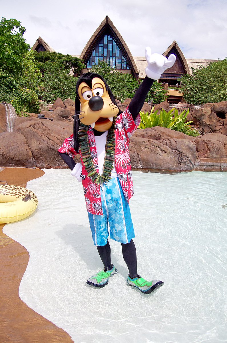 アウラニのグーフィーはプールが大好き。アロハシャツもとっても似合っ