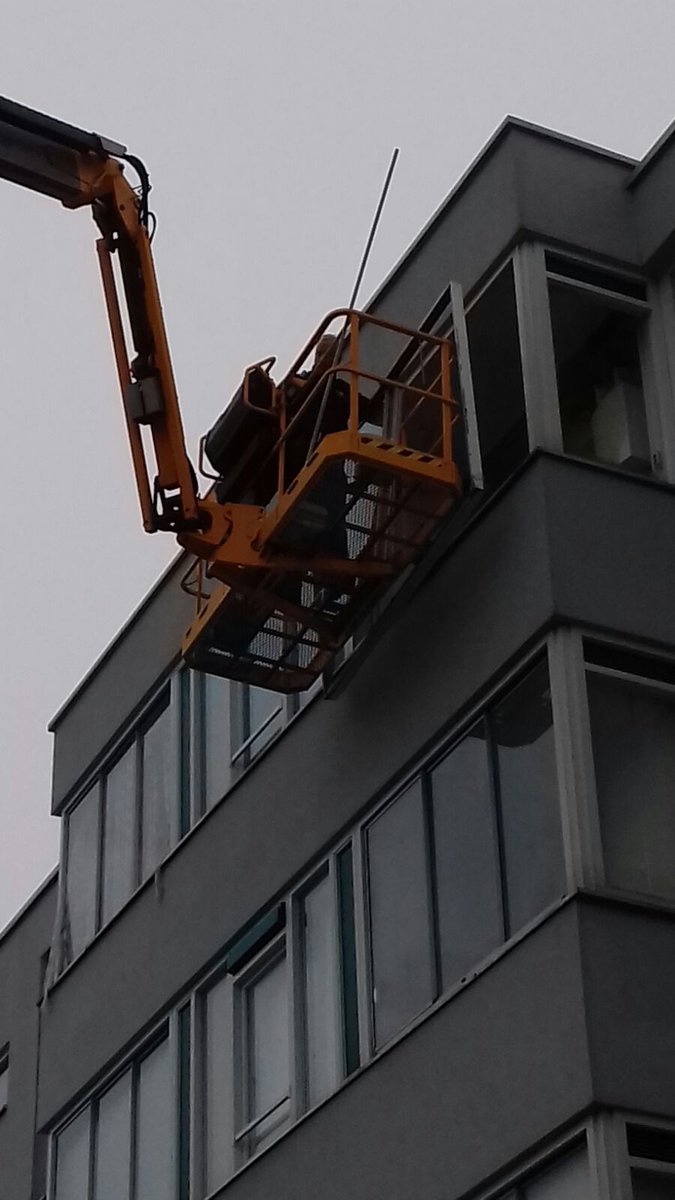 M2_ServicesBV's tweet photo. Vervangen van oude aluminium kozijnen aan de Hontenissestraat te Rotterdam in opdracht van @BreijerBouw
#Renovatie #M2servicesBV https://t.co/03hchCNC5T