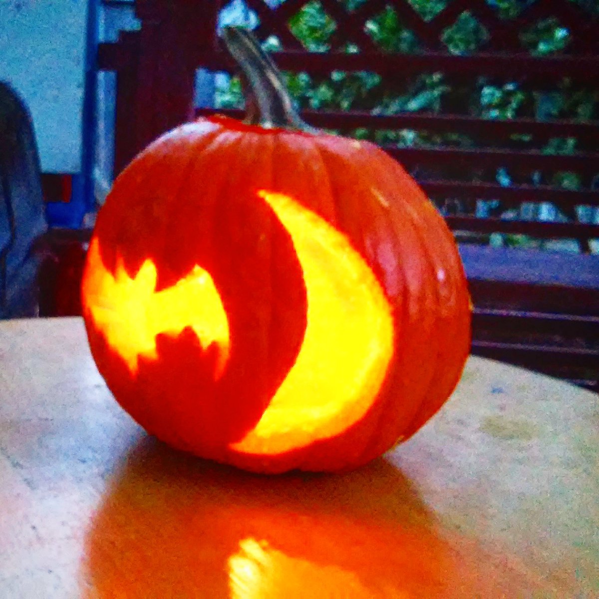run4snow's tweet photo. Carving Pumpkin 🎃 #Pumpkin #halfmoon #Bat #pumpkinfun #batpumpkin #Moonlight #moon #JackOLanterns #halloween #HappyHalloween #Batman #Cali https://t.co/WFEgE5g8gH