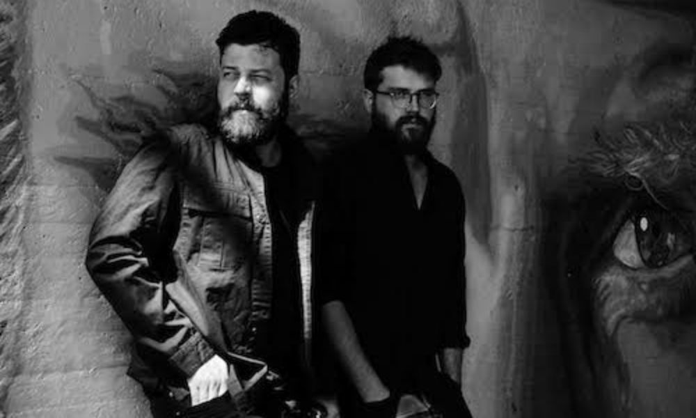 INTERVIEW: Bear’s Den

What makes <a href="/bearsdenmusic/">Bear's Den</a>
tick?
bit.ly/2dEPbmD