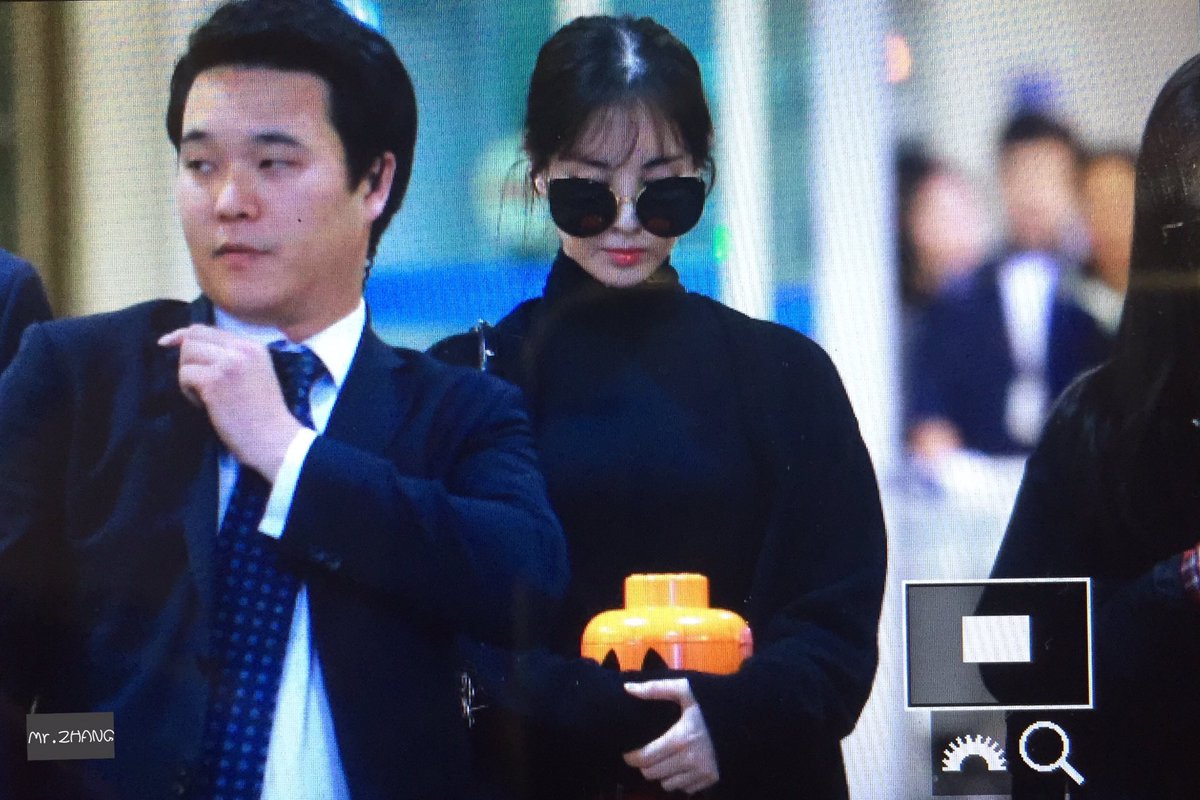[PIC][25-10-2016]Yuri và SeoHyun trở về Hàn Quốc vào hôm nay CvmjJdcVYAAIjKa