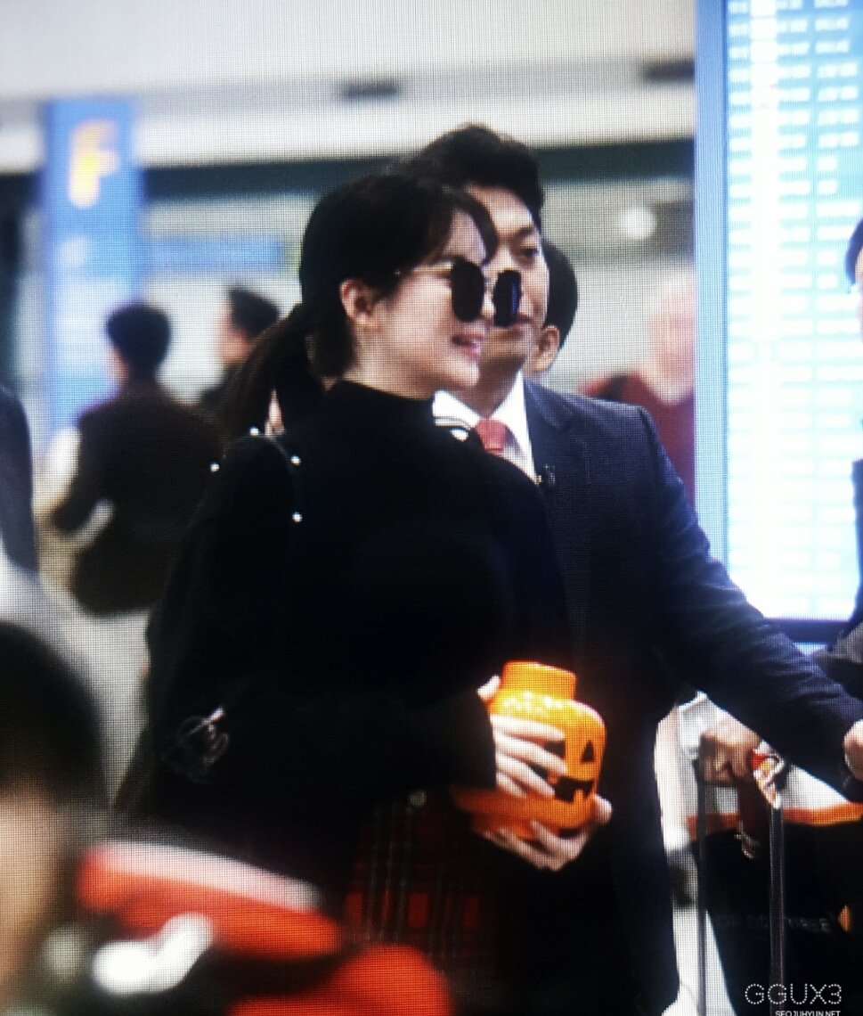 [PIC][25-10-2016]Yuri và SeoHyun trở về Hàn Quốc vào hôm nay CvmkgiUUsAAzURZ