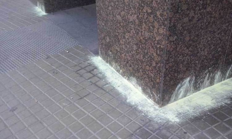 guardiacivil's tweet photo. El #azufre ensucia las calles y es perjudicial para personas y animales. Denúncialo ante las autoridades municipales https://t.co/3X48w0O2B6