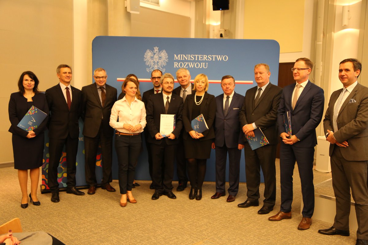 MFIPR_GOV_PL's tweet photo. Dziewięć kolejnych klastrów uzyskało status Krajowego Klastra Kluczowego. Nominacje wręczyła min. @JEmilewicz https://t.co/FkjTVoOVhj https://t.co/tZYAGv79V7