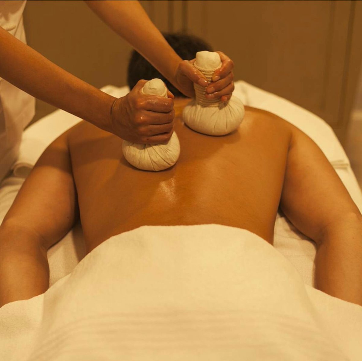 Esta semana recomendamos el #masaje con pindas 👌 Actúa en el plano físico y energético👌 Alivia molestias, dolores y desintoxica la piel