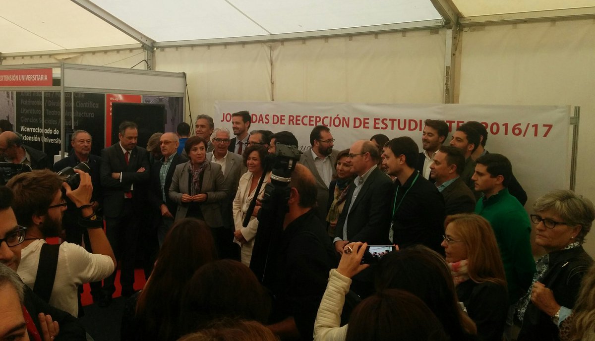 fj_melero's tweet photo. Lleno absoluto en las #JRE2016 de @CanalUGR. Las inaugura @PilarArandaUGR y resto de autoridades. Justo enfrente el stand @UGRemprendedora https://t.co/upuf77Nb3G