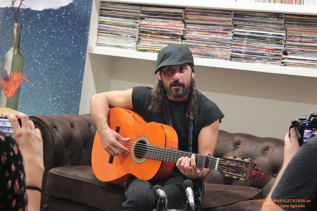Así de bonito sonó el acustico intimo de <a href="/miguelcampello_/">Miguel Campello</a> presentando su nuevo CD y tenemos vídeo "Lo tuyo y lo mio" amaralstation.es/Videos.php?ID=…