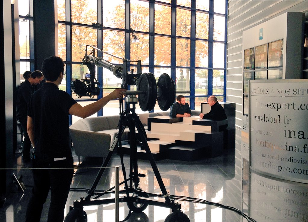 Ina_audiovisuel's tweet photo. Tournage de l'émission "Le Gros Journal" avec @mouloudachour et @DenisPeschanski du @CNRS sur le #Programme13_11 . Diffusion le 8 novembre https://t.co/i6gxcxtY4I