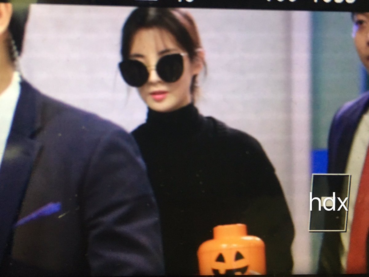 [PIC][25-10-2016]Yuri và SeoHyun trở về Hàn Quốc vào hôm nay CvmpWIlVIAEZOxV