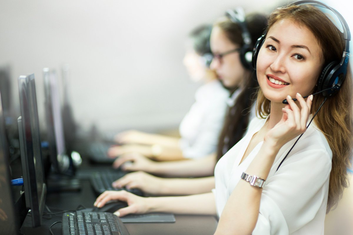 1с техподдержка фото. девушка оператор колл центра. телефон доверия психологической помощи. звонок по россии бесплатный. телефоны доверия для детей рк.