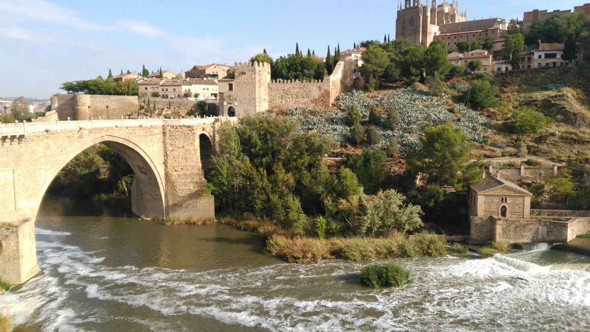 rioTajoVIVO's tweet photo. #Toledo, hoy.
Así para el cadáver del #Tajo a su paso por la ciudad #PatrimonioDeLaHumanidad de la @UNESCO 
#elTajoMUERE #SOStajo https://t.co/FMjKdXyyis